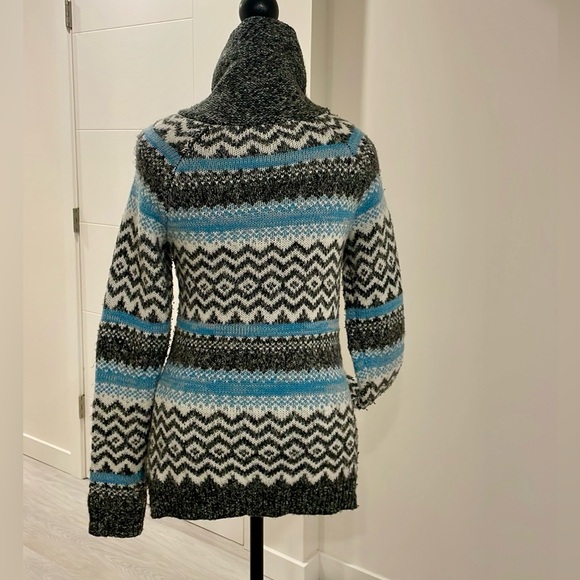 A classic from Ricki’s  long zippered sweater with collar. - Picture 3 of 8